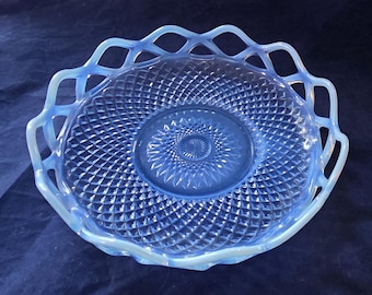 Cuenco antiguo opalescente azul de cristal imperial de los años 30, centro de mesa de piedra lunar azul, elegante decoración rústica con diseño de celosía abierta