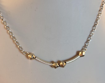Collar hecho a mano con colgante bicono dorado de cuentas y cadena plateada. Estilo minimalista moderno y ligero. Joyería de moda para hombre o mujer.