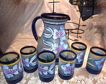 Jarra y 6 vasos con soporte. Juego de servir bebidas vintage pintado a mano con peces koi tropicales. Color azul cobalto. Ideal para la piscina, la cocina o la decoración del hogar. Un vaso está dañado.