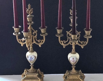 Juego de 2 candelabros antiguos franceses del siglo XIX con repisa de porcelana pintada y bronce dorado ornamentado, estilo rococó victoriano, decoración del hogar.