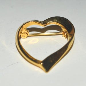 Brooch Vintage Open Heart Goldtone Brooch Womens Fashion Jewelry Elegant to Casual Mom Gift for Coat Hat Purse Scarf DIY Memorial Art