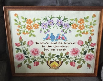 Cuadro de punto de cruz terminado en marco de madera, vintage de 1972, 21x17 cm, bordado a mano, con pájaros azules, "Para amar y ser amado". Decoración de pared enmarcada, ideal para el hogar.