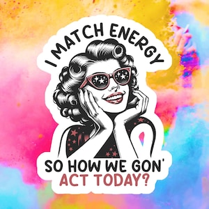 Può includere: Un adesivo con un'illustrazione retrò di una donna con occhiali da sole a forma di stella. Il testo sull'adesivo recita "I MATCH ENERGY, SO HOW WE GON' ACT TODAY?" su uno sfondo colorato.
