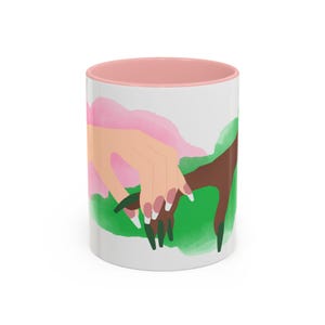 アリアナ＆シンシアの「HOLDING SPACE」フィンガーミーム - ピンクアクセントコーヒーマグ（11、15オンス）