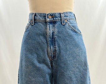 Vintage 90s Levi’s 550 Relaxed Fit Medium Wash High Rise Bermuda Jean Shorts High Waist Denim 33 Waist