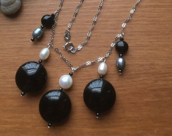 Black agate and pearl rhodium-plated necklace and silver earrings