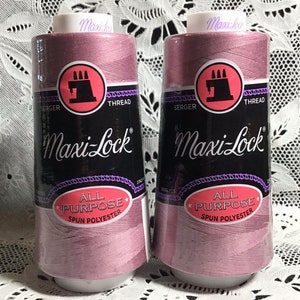 以下が含まれることがあります： オーバーロックミシン用のピンク色のMaxi-Lockオールパーパススパンポリエステル糸の糸巻き2個。各糸巻きは3000ヤードの糸が入っています。