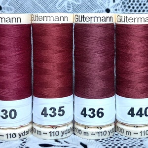 以下が含まれることがあります： Gutermann ブランド名の赤い糸の糸巻きが 6 つ。カラー番号は 394、430、435、436、440、450。各糸巻きは 110 ヤードです。