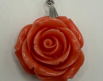 Colgante grande de coral rosa tallado vintage de oro de 18 quilates