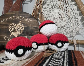 Crochet Red/White Creature Capture Ball