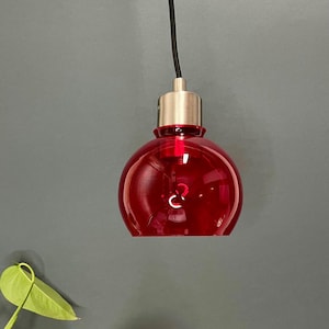 Lampada a sospensione vintage in vetro rosso · Ricablata · Nuovo cavo tessile · Globo in vetro rubino