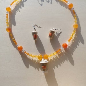 Conjunto de joyería con colgante y aretes de arcilla polimérica con sabor a calabaza helada y especias, con collar de piedras preciosas terminado.