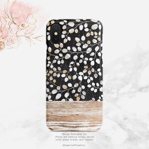 Könnte beinhalten: Schwarze Handyhülle mit einem weißen und goldenen Blumenmuster und einem Holzmaserungsmuster am unteren Rand. Der Text "Design Available For iPhone and Samsung Galaxy series other phone brands upon request @SugarloafGraphics" ist am unteren Rand der Hülle aufgedruckt.