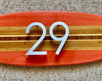 Letrero de número de casa con forma de tabla de surf: Número de casa costero con números en relieve de 4 pulgadas, 23 x 7 pulgadas, regalo personalizado para inauguración de casa.
