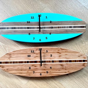 Könnte beinhalten: Eine weiße Keramik-Tasse mit schwarzem Henkel und dem Text "But First, Coffee" in schwarzer, fetter Schrift. Die Tasse steht auf einer weißen Oberfläche.