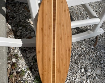 Placa decorativa para casa de playa con diseño de tabla de surf y acabado transparente, 23” x 7”.