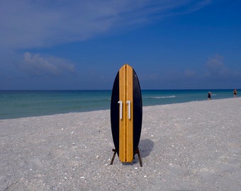 Letrero con número de dirección, tabla de surf, placa de casa de playa costera en negro, 23" x 7"