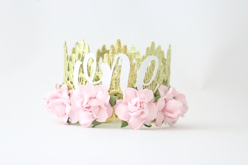 Corona de primer cumpleaños cursiva blanca flores rosas bebé corona de cumpleaños diadema accesorio de fotografía mini Lainey imagen 2