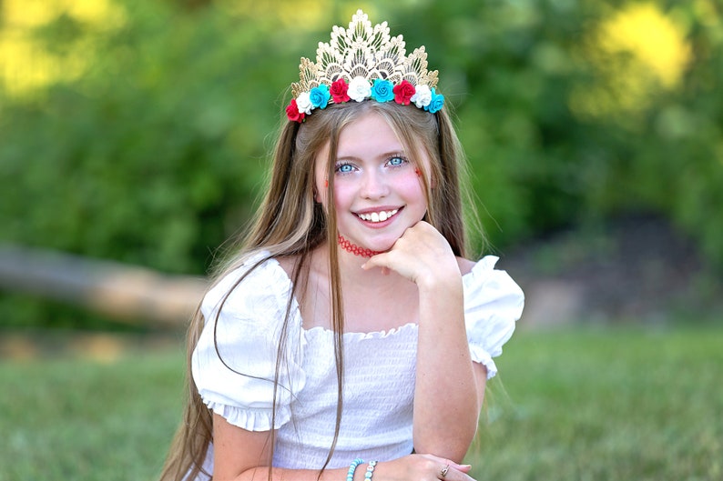 NEU 4. Juli Patriotische Rot Weiß & Blau Tiara Spitzenkrone mit Blumen Gedenktag Unabhängigkeitstag Rocket Pop Freiheit Bild 5