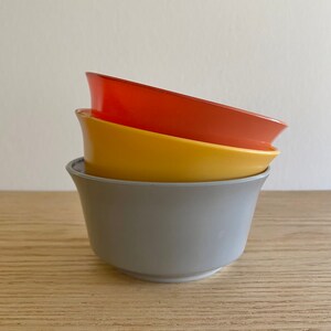Juego de 3 tazones de cereal Hazel Atlas Ovide en gris, naranja y amarillo