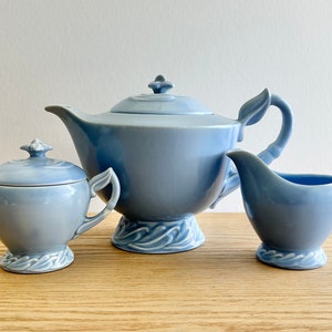 Vernon Kilns Native California Blue theepot, suikerpot en creamerset jaren 40 gemaakt in Californië