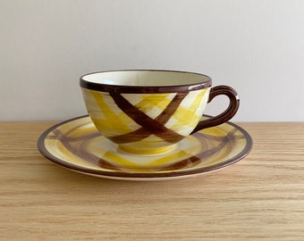 Vernonware Organdie tazza piatta e piattino giallo e marrone plaid prodotto dal 1937 al 1958