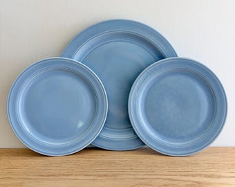 Juego de 3 platos llanos y de ensalada Vernon Kilns Early California Azure, década de 1940, fabricados en California.