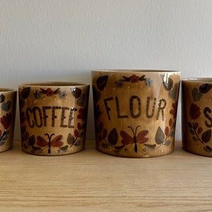 Los botes vintage de harina, azúcar, café y té de cerámica de Cleminson se venden individualmente sin tapa