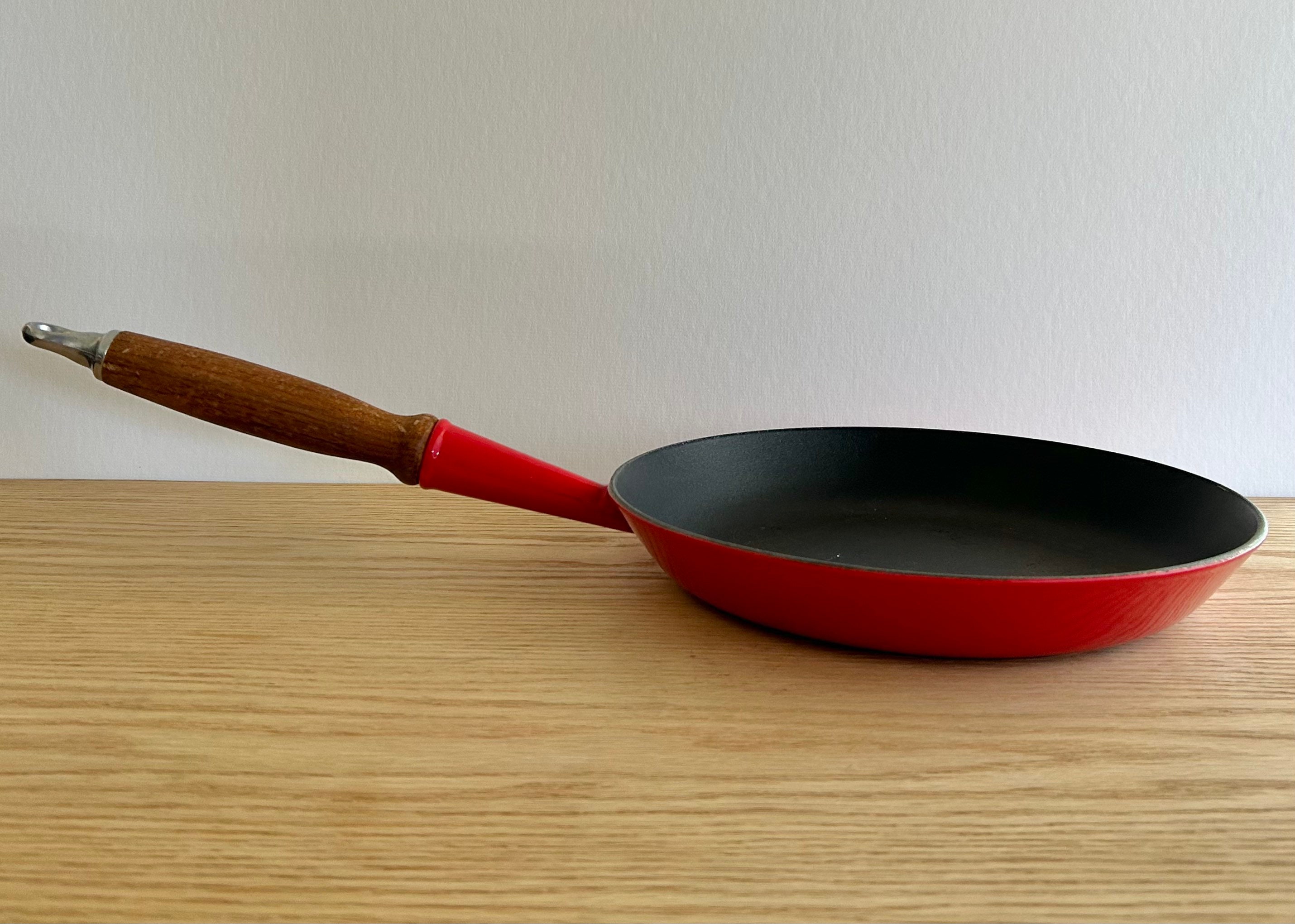 Jim Beam JB0159 Cast Iron Skillet with Wooden Plate & Handle Cover