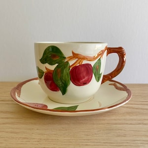 Äpfel Oversized Tasse & Untertasse Set USA Backstamp