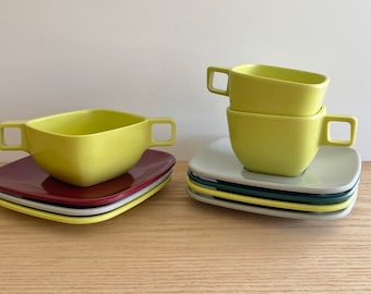 Tazze, piattini, piatti e zuccheriere in melamina Melmac della collezione Brookpark Modern Design degli anni '60, venduti singolarmente.