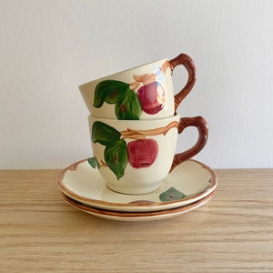 Franziskaner Apfel Tasse & Untertasse Sets USA Backstamps Set von 2