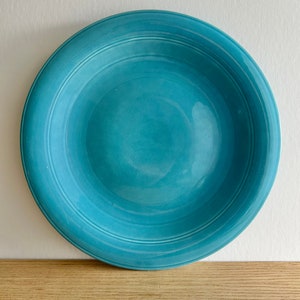 Vernon Kilns Early California Light Blue chop plate serveerschaal jaren 30 gemaakt in Californië