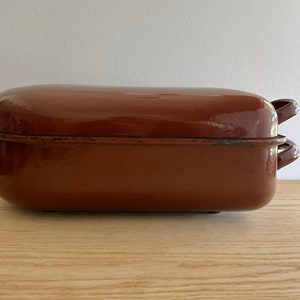 rôtissoire en émail vintage avec couvercle marron avec intérieur en granit bleu