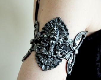 Conjunto de dos plata 'Fleur de Lis' Látex metálico Brazalet de goma Steampunk Fairy Belly Dance Barroco alternativo