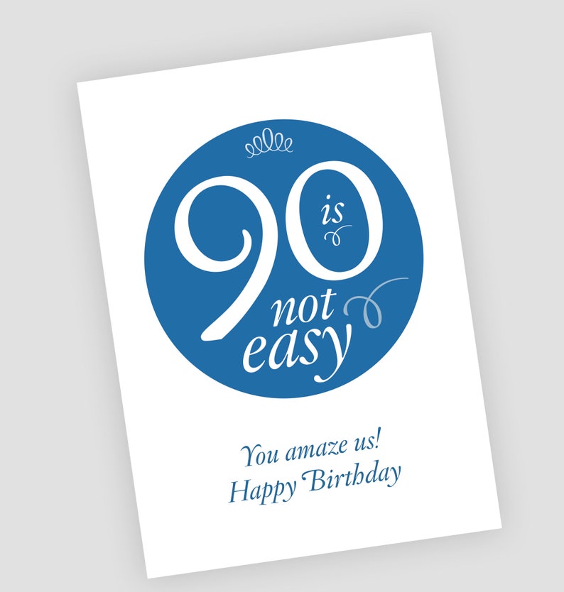 Decade Card per il 90 compleanno Scarica istantaneamente carta o poster fai-da-te, 5x7 e 8x10, blu e rosso, Turning 90 è incredibile Buon compleanno immagine 2