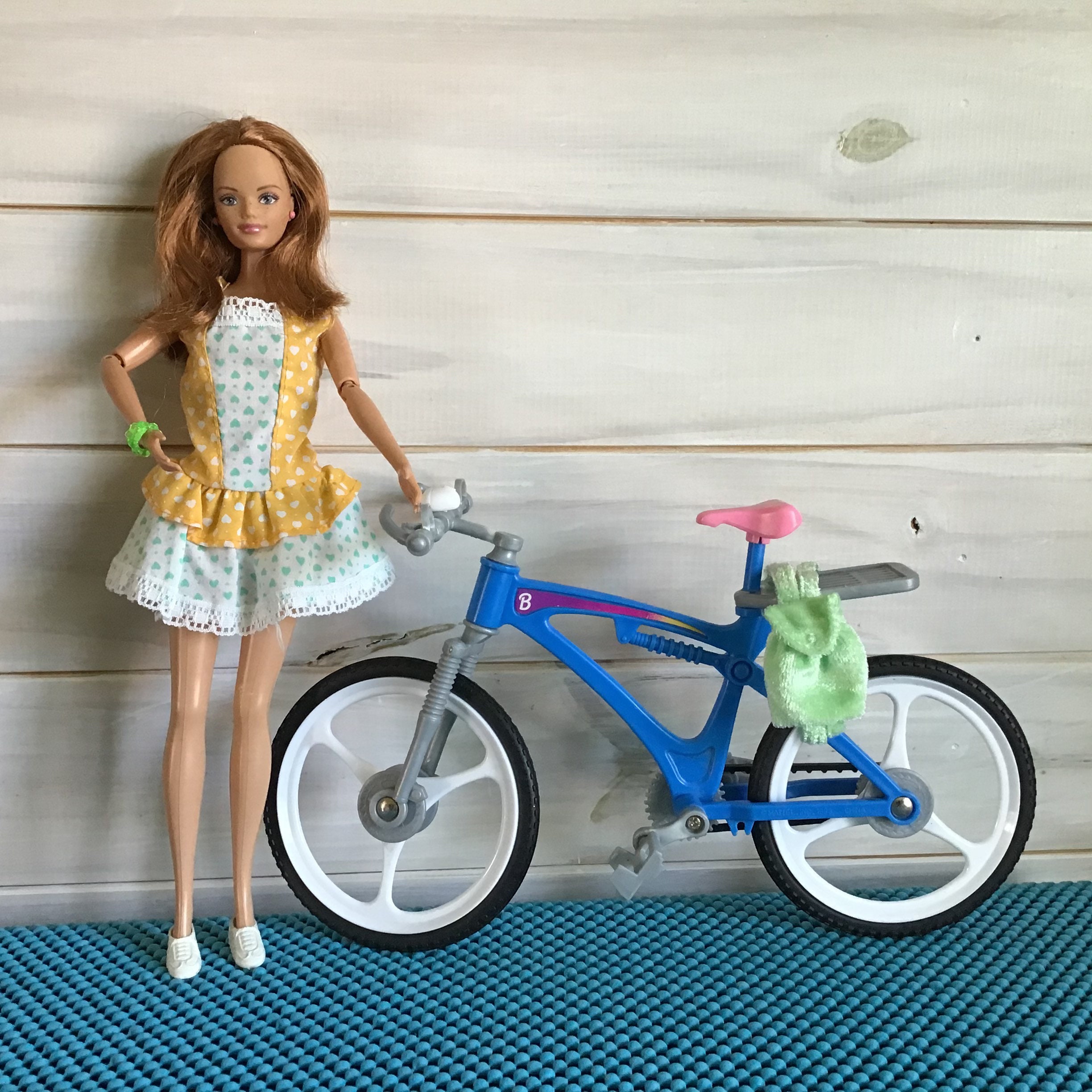 Boneca Barbie Glamour com Bicicleta 1998 em segunda mão durante 13 EUR em  El Saucejo na WALLAPOP