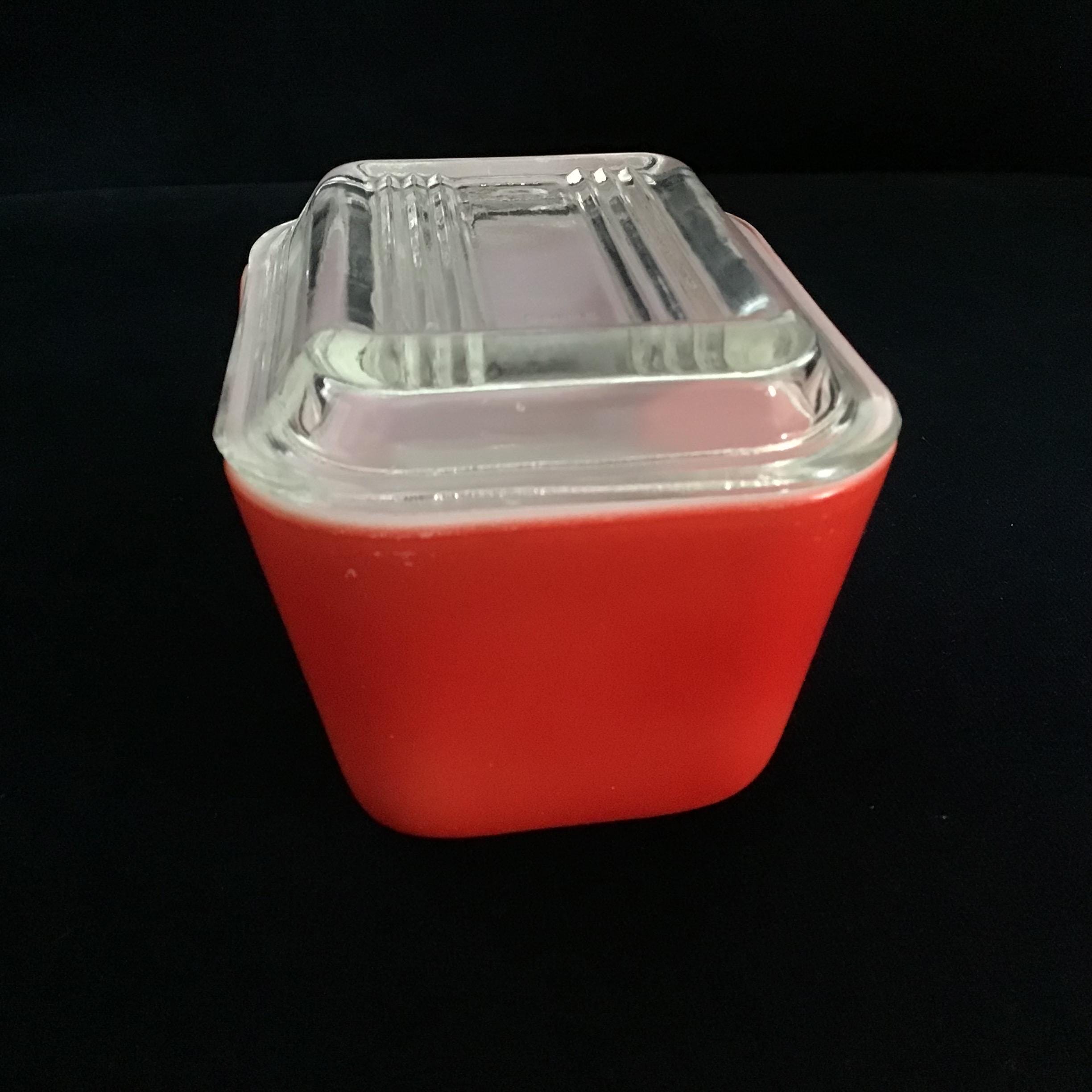 LARGE QUANTITY OF PYREX OVEN DISHES AND A TUB OF VINTAGE GLASSWARE