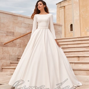 Beautiful Classic Simple Ball Gown Wedding Dress Bridal Ivory Minimalist Full Long Sleeve Illusion Back Butterfly Lace