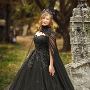 Gothic Black Full Ballgown with High Neck Veil Wedding Dress Bridal Gown with Long Train Sleeveless Sweetheart Strapless