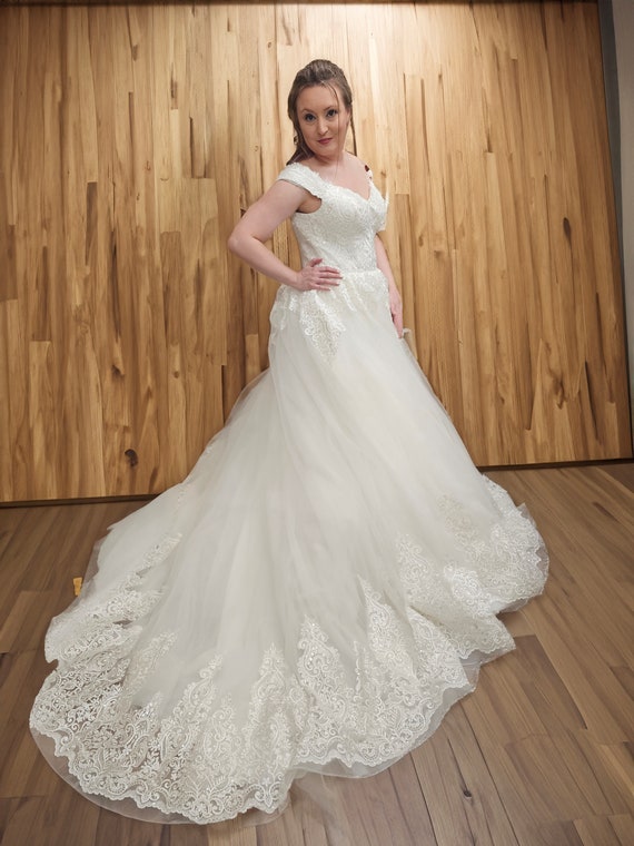 Wedding Gown Style: 7 Dresses with Layered Skirts – Sealed With A Kiss