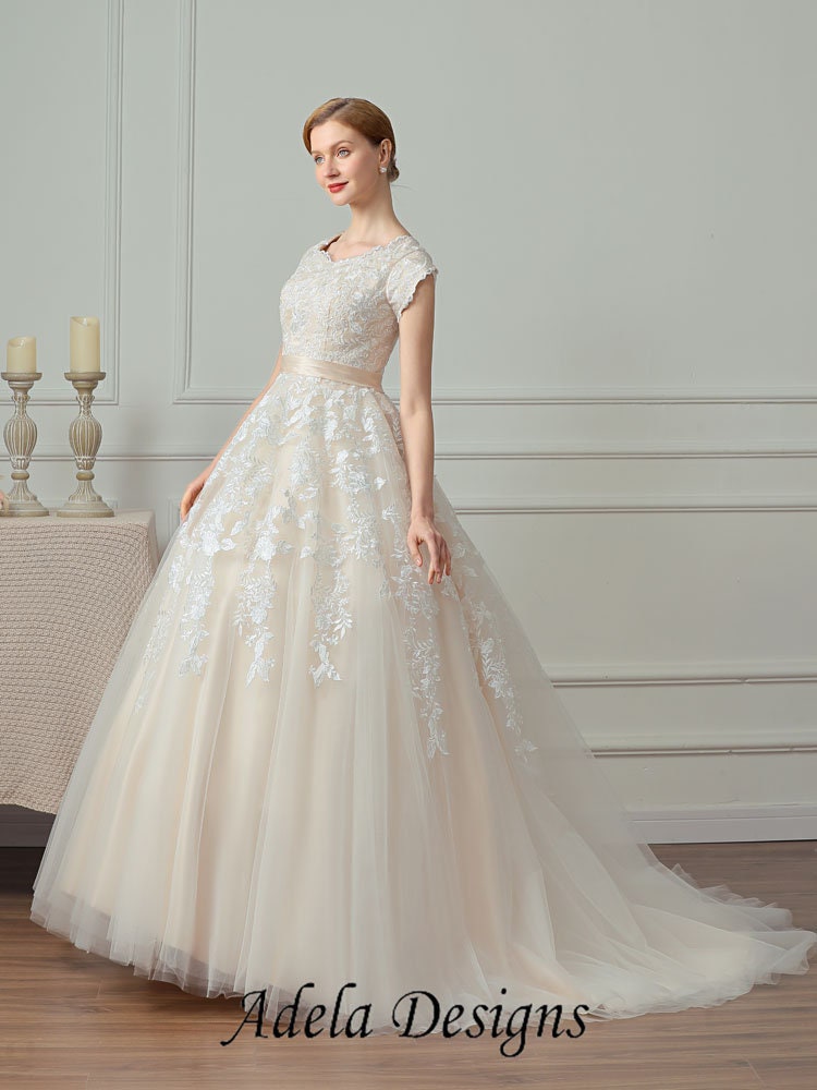 Modest Lace Short Sleeve Bridal Ball Gown Wedding Dress Short