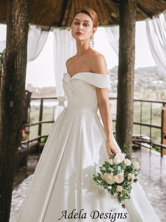 Off the Shoulder Bridal Ball Gown Satin Wedding Dress Sleeveless