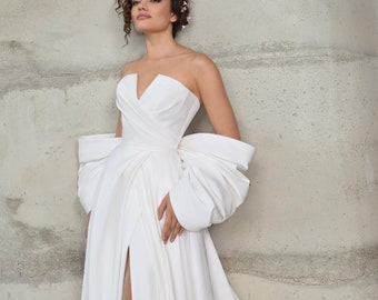 Minimalist Simple Off the Shoulder Back Bow Wedding Dress Bridal Gown Aline with Train Classic Design Side Slit Pleated Waist Strapless