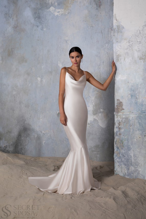 Classic Simple Minimalist Cowl Neckline Slip Style Fitted Mermaid