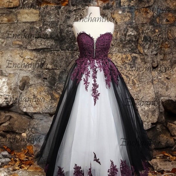 Robe de bal noire et violette non traditionnelle en ivoire, robe de mariée gothique, mariée sans manches, dentelle sans bretelles avec train, décolleté en coeur, corset