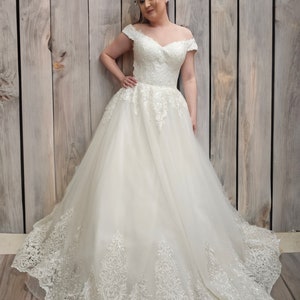 Princess Full Ball Gown Style Off The Shoulders Sweetheart Neckline Lace Straps Wedding Dress Bridal Gown Luxury Off White Ivory Ready to Go image 1