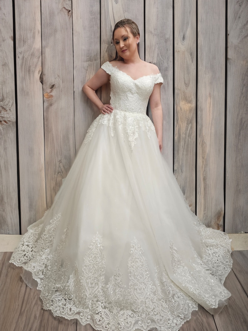 Princess Full Ball Gown Style Off The Shoulders Sweetheart Neckline Lace Straps Wedding Dress Bridal Gown Luxury Off White Ivory Ready to Go image 1