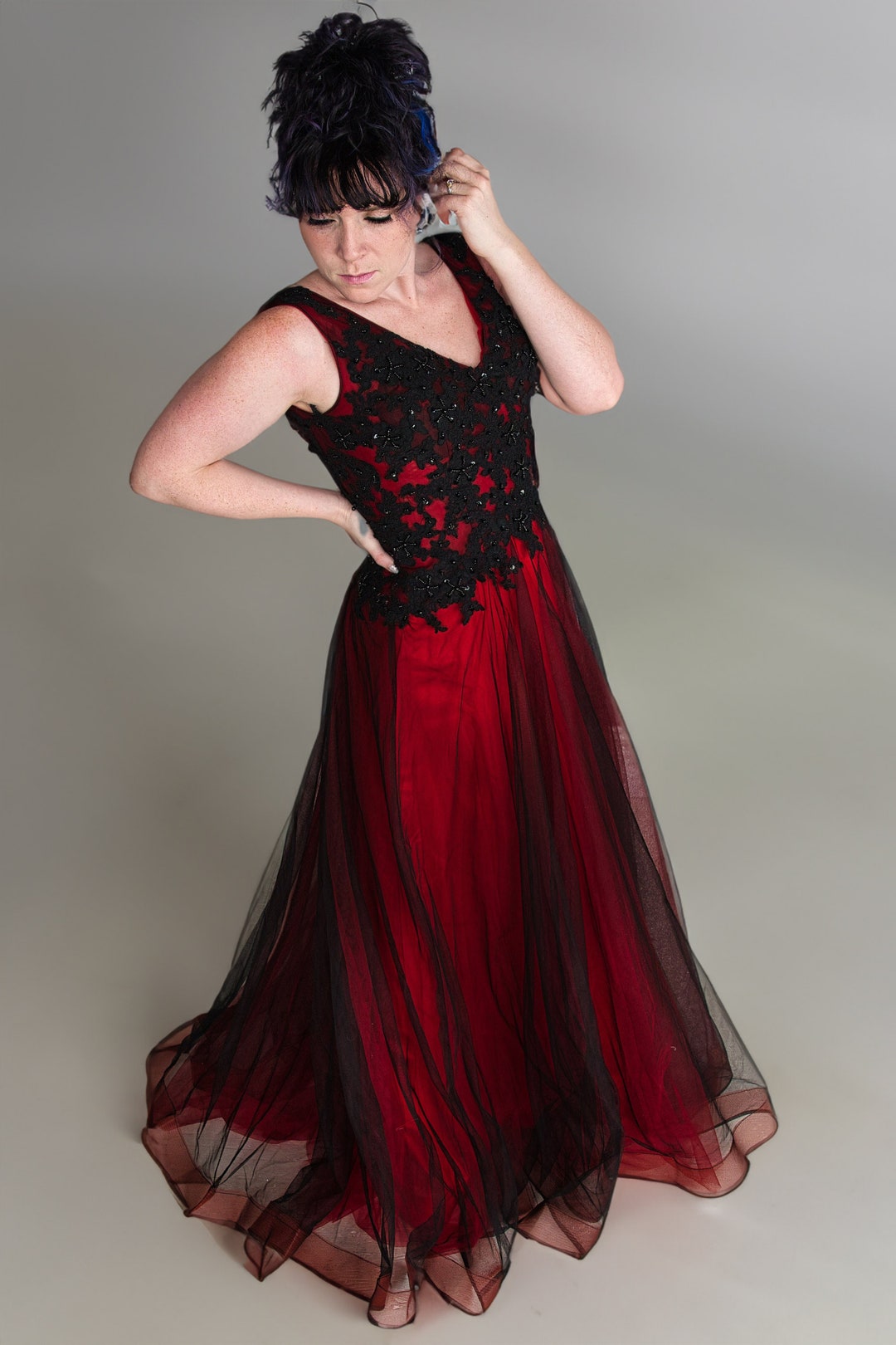 Gothic V-Neck Sleeveless Black and Red Wedding Dresses Lace Appliques Beading Country Chic Wedding Dresses Low Back Wedding Y1461