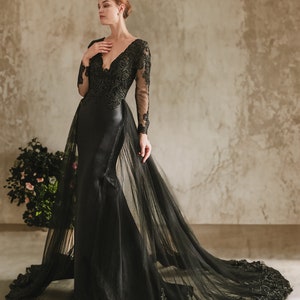 Beautiful Luxury Black Satin Mermaid Fit and Flare Gothic Wedding Dress Bridal Gown Detachable Train V Neck Illusion Sleeves Illusion Back